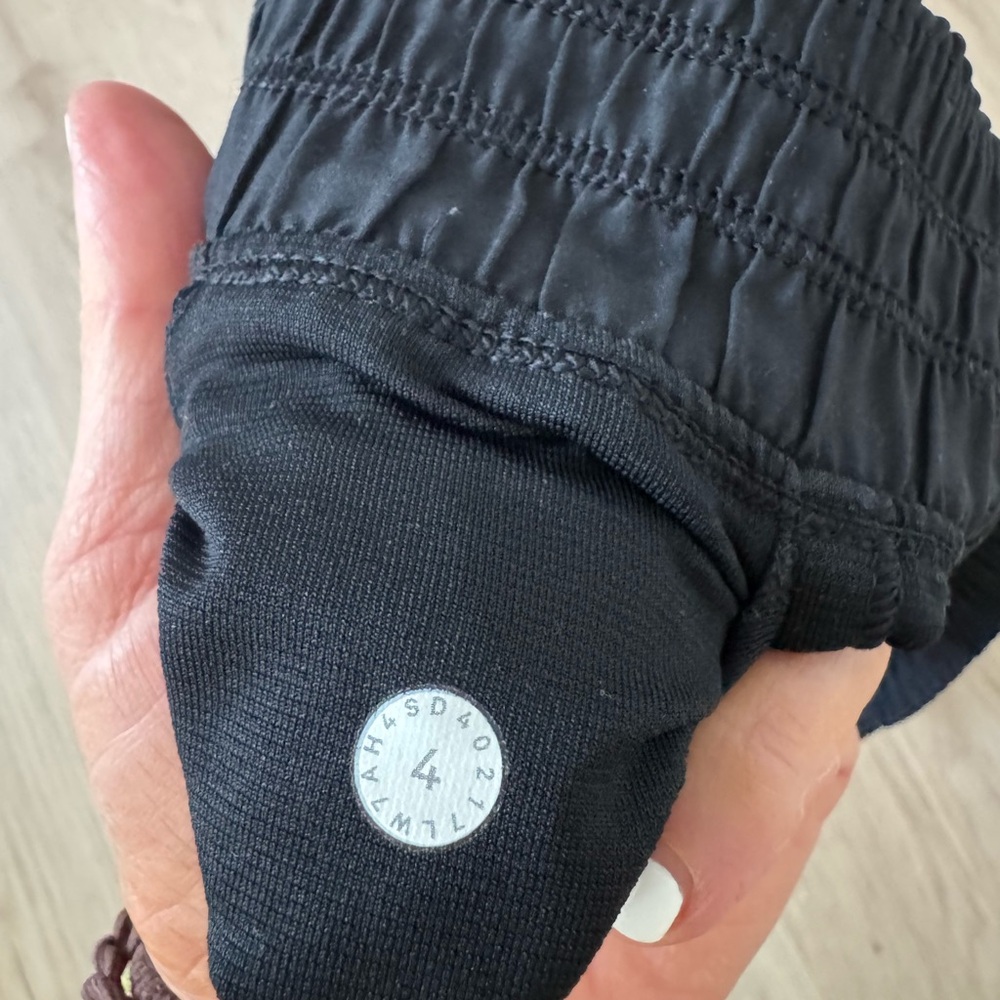 Lululemon Tracker Short II 4" - Black - Size 4 - Rare Vintage Style - Picture 3 of 3